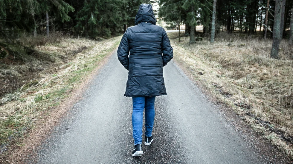 Hennes 14-åriga son har blivit tvungen att flytta långt bort från Uppsala efter att han har blivit rånad och pistolhotad. "Det känns fruktansvärt att han tvingas flytta medan de som hotade honom kan bo kvar."