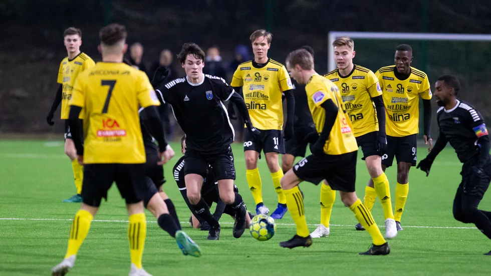 Jamie Roche gjorde två mål när Sirius vann med 4–0 mot Gusk.