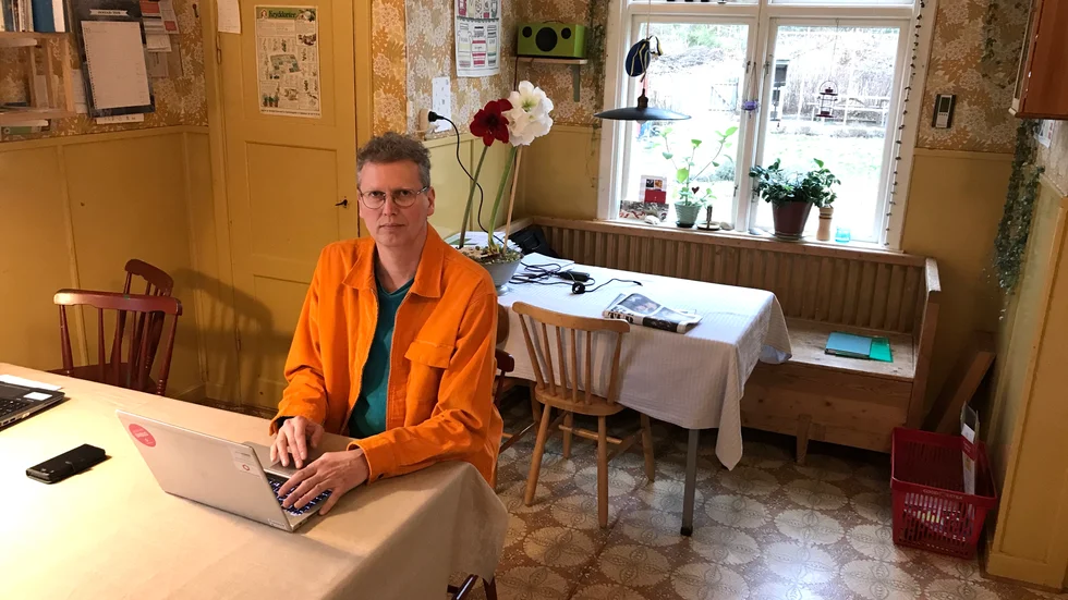 Efter sommaren förra året påtalade läraren Niklas Eriksson att avtalet hade en märklig formulering om meddelarfrihet. "Det är märkligt att de hade kvar samma formulering nu", säger han.
