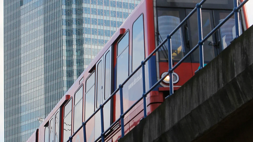 En stadsbana är stor kapacitet och lägre anläggningskostnad än traditionell spårväg, skriver Ragnar Brugård. (Bilden från Docklands i London).