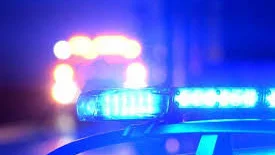 Polisen fick en nästan gratis fullträff på måndagskvällen, när en bil stoppade sig själv och föraren sprang från platsen.