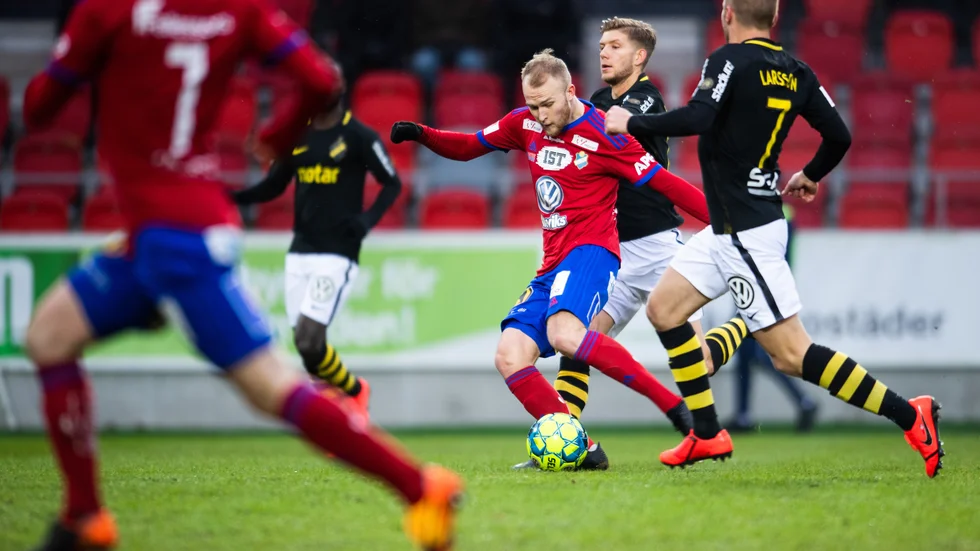 Christian Ljungberg i kamp med Sebastian Larssons AIK  i Svenska cupens kvartsfinal förra året. Under tisdagen blev 22-åringen, med meriter från U19-landslaget, klar för AFC Eskilstuna.