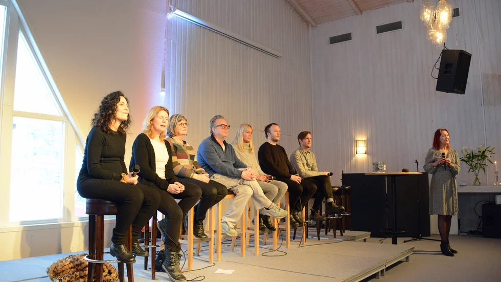 Filmgänget på heta stolarna. Fr v Bianca Cruzeiro, Hedvig Lagerkvist, Gunilla Bresky, Krister Henriksson, Nina Gunke, Albin Grenholm, Andreas Emanuelsson och filmfestivalens värd Cecilia Nilsson.