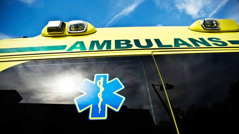 En man i 55-årsåldern fördes med ambulans till Mälarsjukhuset efter en fyrhjulingsolycka på Selaön.
