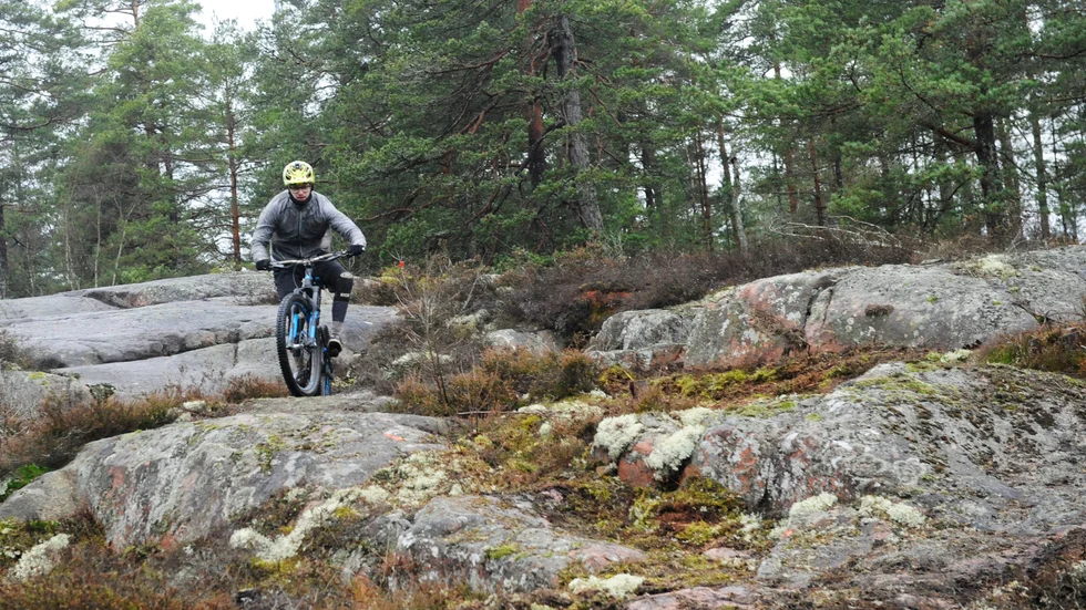 Anton Åkerman är van cyklist och tar sig fram på mountainbikebanan utan problem.