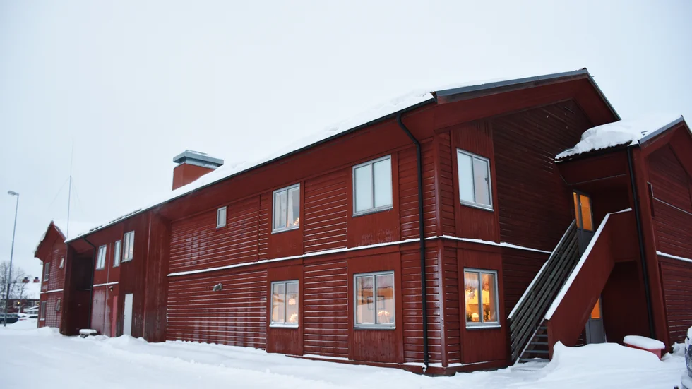 Kommunen vill avsluta avtalet i förtid. Fastighetsägaren har erbjudit sig att renovera. Nu söker parterna en lösning. 