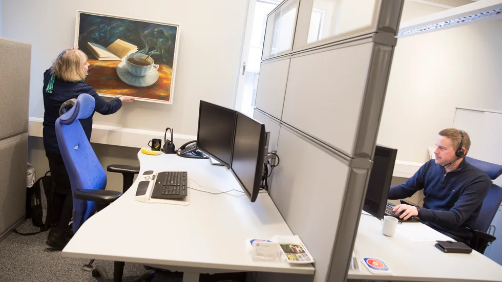 Bland skrivbord och datorer blir konstverken en uppskattad detalj i arbetsmiljön.