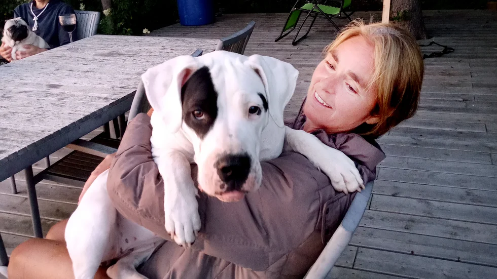 Ylva Binder, och inte minst Alba, gläds åt att hundparken snart kan stå klar i Åker. "Jag tror att vi är den del av kommunen som har flest hundar per invånare, så det blir en bra samlingsplats."