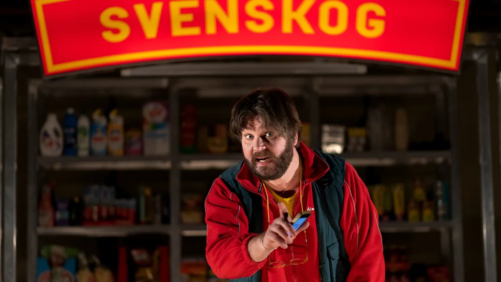 "Vi måste ut mer på landsbygden. Pjäsens storhet är att det är en riktig fullriggare, det är bara måtten som skiljer, Den konstnärliga nivån och ambitionen är samma som om det gällt Östgötateaterns stora scen", säger Peter Jansson om "Bygdens söner".