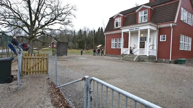 Nästan tio år efter att kampen om Ekesjö skola förlorades, strider bygden nu för fritidshemmet.