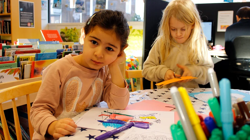 Anna Maria, 4 år, och Tuva, 7 år var några av de pysselsugna som kommit till biblioteket. 