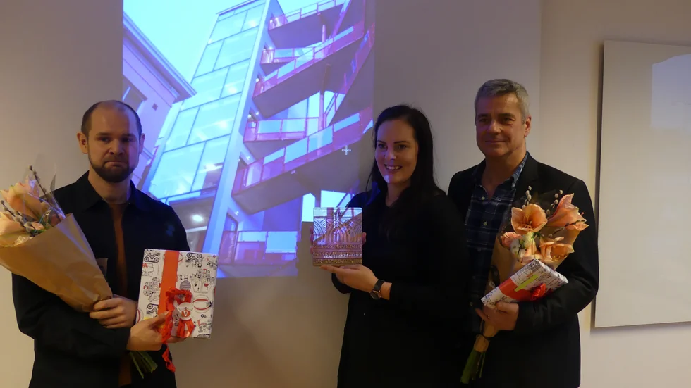 Calle Norman, Kimona Boussard och Peter Sverin tar emot plaketten. 