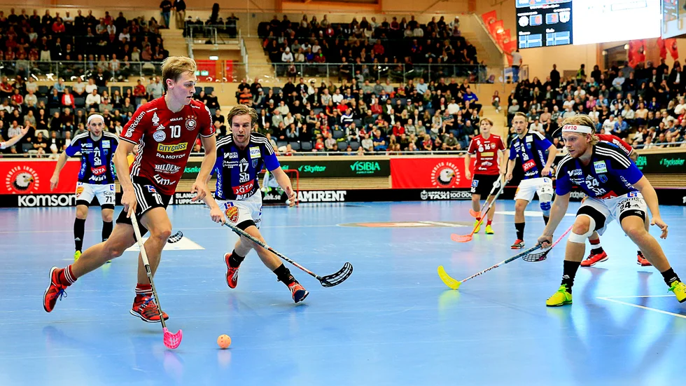 Festligt och fullsatt i ett tidigare derby mellan rödklädda Storvreta och Sirius. På fredagen är det Sirius som har hemmamatch och man räknar med minst 2 000 åskådare.