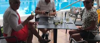 Strandsatta vid poolen på Teneriffa