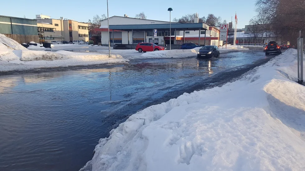 Stora snöhögar i kombination med sol och fem, sex plusgrader har skapat enorma pölar på vissa platser i Luleå. Vid OK på Robertsviksgatan valde några förare att köra på trottoaren i stället.