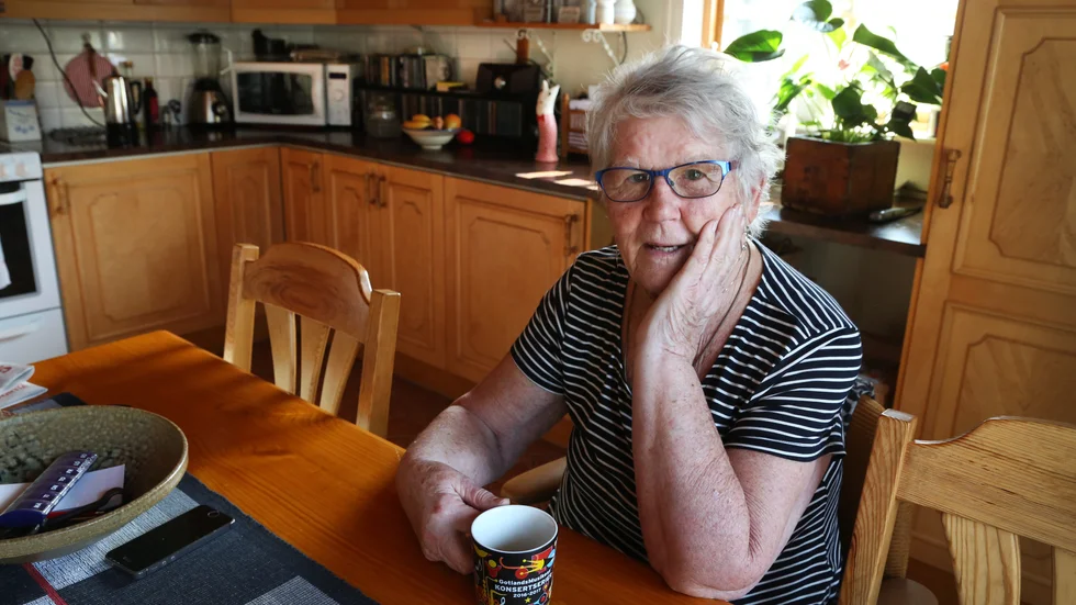 Brith Jones är pensionerad undersköterska och menar att hon har tur som har en man att dela ekonomin med och de bor billigt i ett hus som han har byggt. "Kvinnorna drabbas hårdast av låga pensioner".