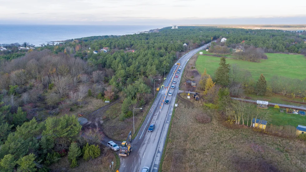 Hösten 2019 stängdes ena körfältet av på vägen mellan flygplatsen och Visby, i höjd med Bergbetningen, för arbete med vägen. Nu stängs samma vägsträcka av för att testa systemet.