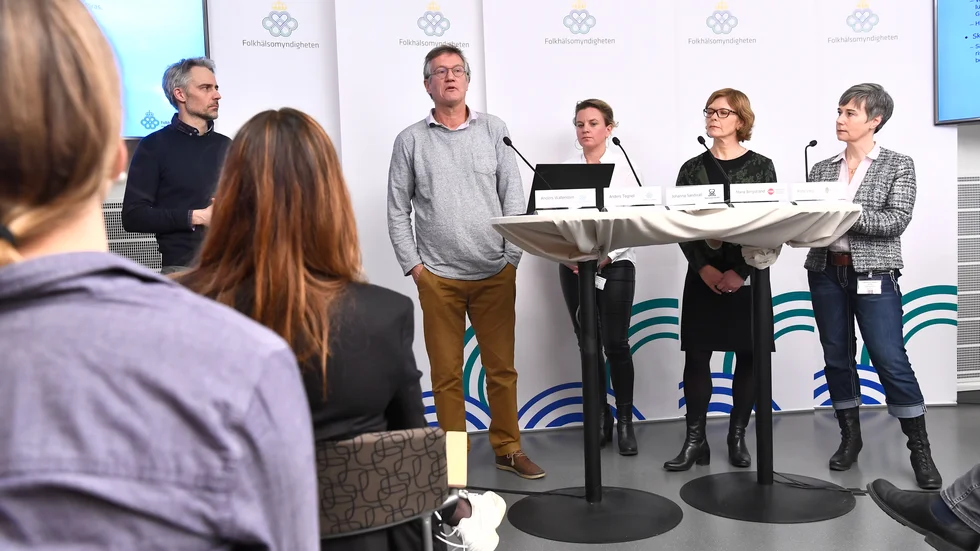 Anders Wallensten (Folkhälsomyndigheten), statsepidemiolog Anders Tegnell, Johanna Sandwall (Socialstyrelsen), Maria Bergstrand (MSB) och Anna Varg (Arbetsmiljöverket) under torsdagens pressträff.
