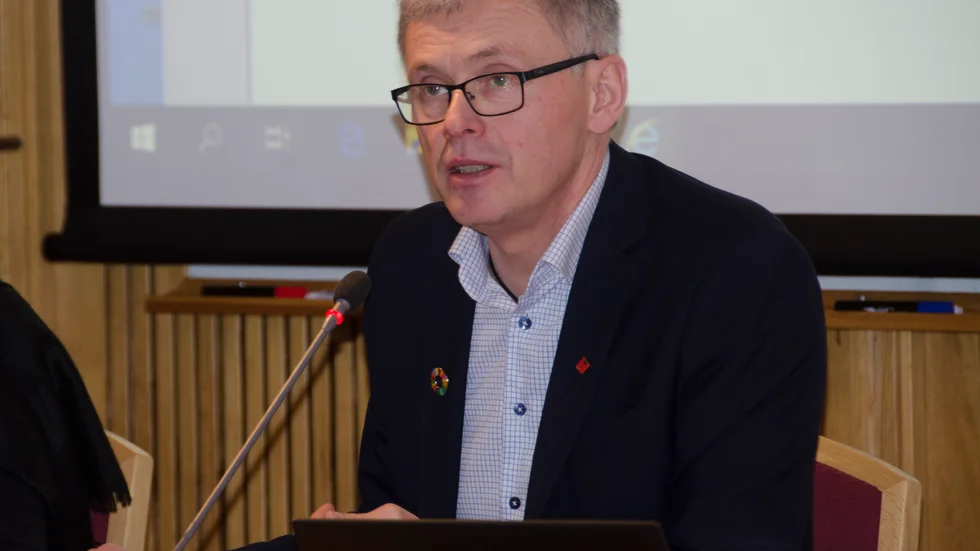 "En möjlighet vi tittar på är att betala studielitteraturen till dem som väljer att stanna kvar i kommunen och studera på distans" säger Tommy Nilsson.