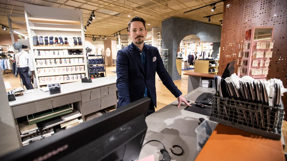 Johan Borg, butikschef på Johnells i Gränbystaden, uppskattar att de tappar 50-70 procent i antal besökare och lika mycket i försäljning.