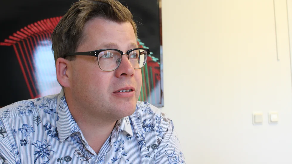 Det är de ordinarie och tjänstgörande ledamöterna i fullmäktige som får fixa debatten. Inte de på ersättabänken, menar Joakim Magnusson (C). 
