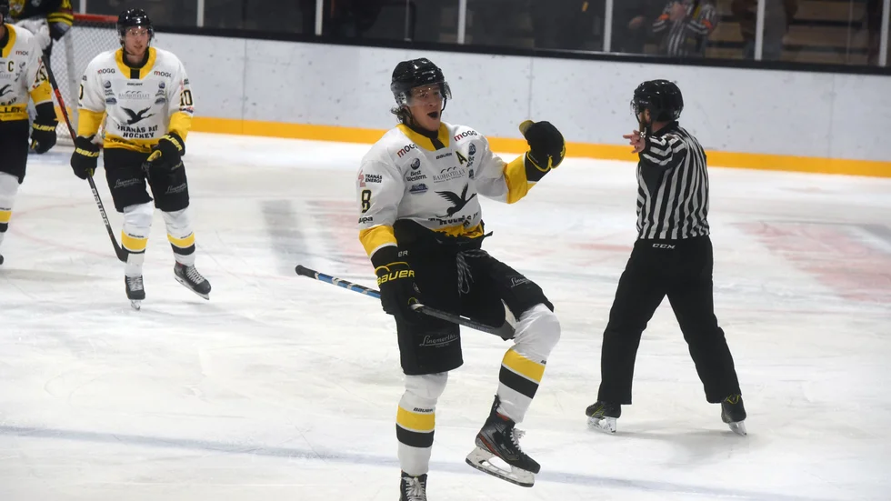 Fredrik Lindström jublar efter sitt 2-0-mål.