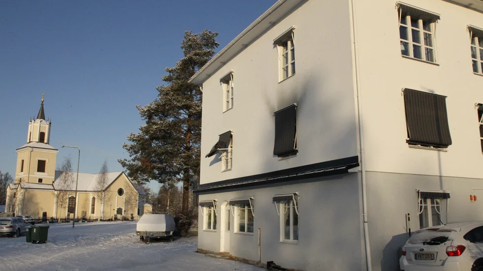 Räddningstjänsten hade lämnat platsen på måndagmorgonen. Rökutvecklingen har lämnat avtryck på fasaden.