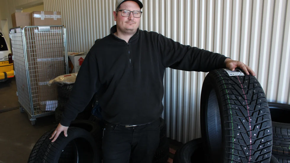 Mekanikern Tim Larsson på bilverkstaden TL Motor i Västervik anser att bra däck är viktigast inför vintern. Även kylar- och spolarvätska bör kontrolleras så att det inte fryser.