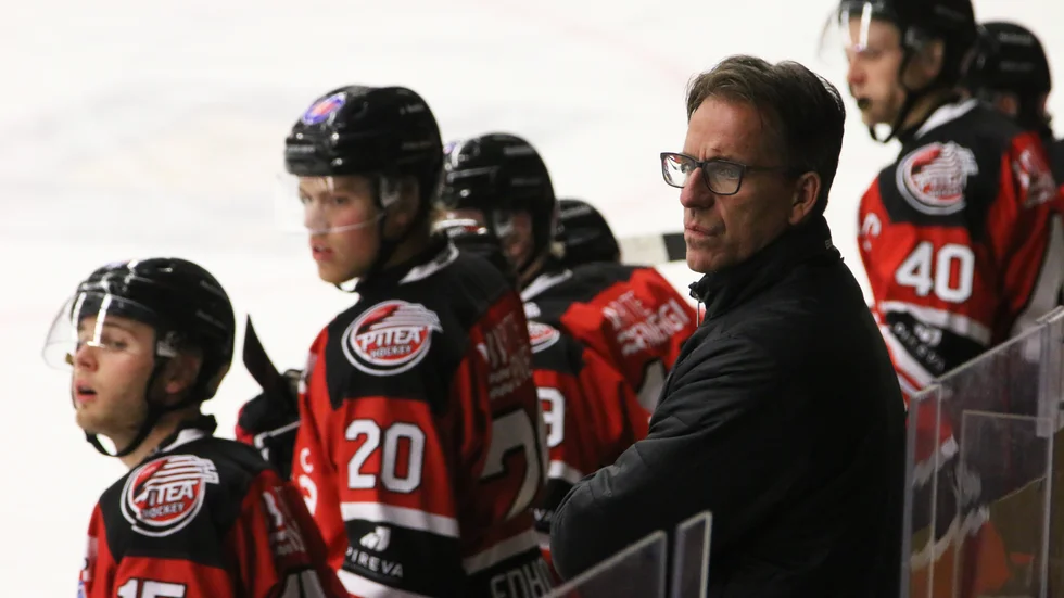Tränaren Anders "Krobbe" Johansson tackar för sig efter de senaste tre säsongerna i piteå Hockey.