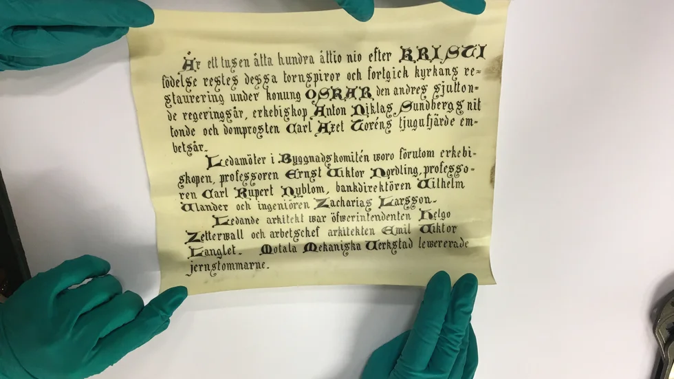I brevet står bland annat vem som var ärkebiskop och vilket företag som levererade järnstommarna när spiran monterades år 1889.