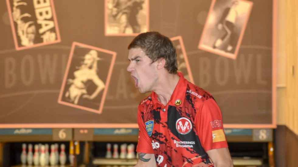 VBK:s Daniel Stefansson efter en strike.