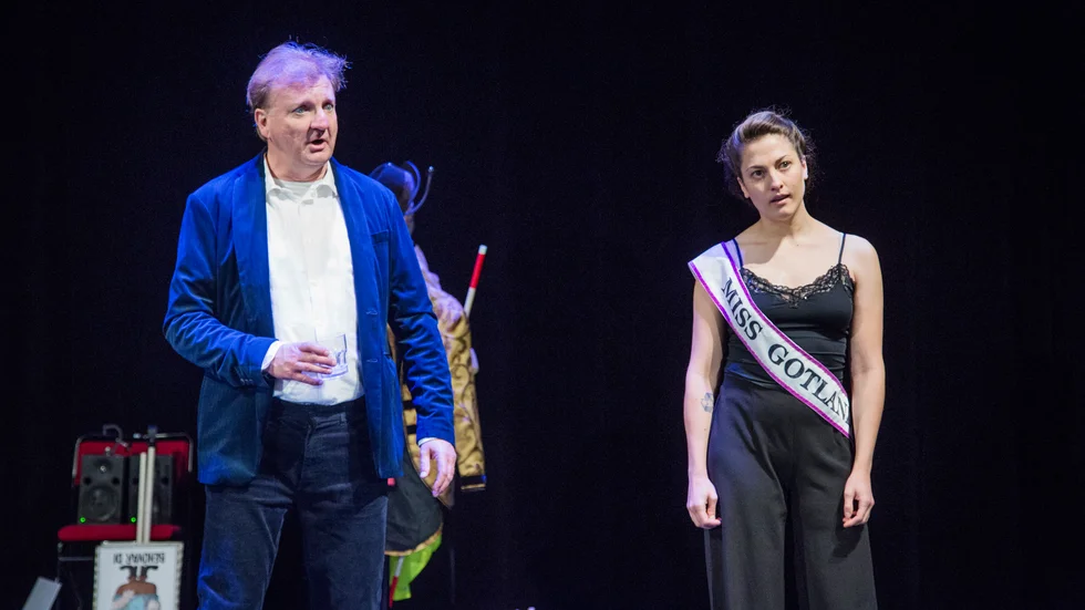Skådespelarna Lennart Bäck och Hanna Göland har spelat mot varandra tidigare. Nu möts de som Mr och Miss Gotland. Den yngre generationen är inte rädd för att säga ifrån eller agera mot orättvisor. 