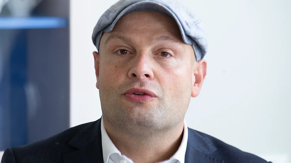 Mohamad Hassan (L) har drabbats av coronaliknande symtom och tvingats sjukskriva sig från politiken.