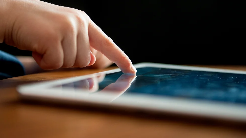 Den äldre generationen känner sig mindre delaktiga på nätet än ungdomarna. Men biblioteket kan erbjuda hjälp för de som befinner sig i digitalt utanförskap.