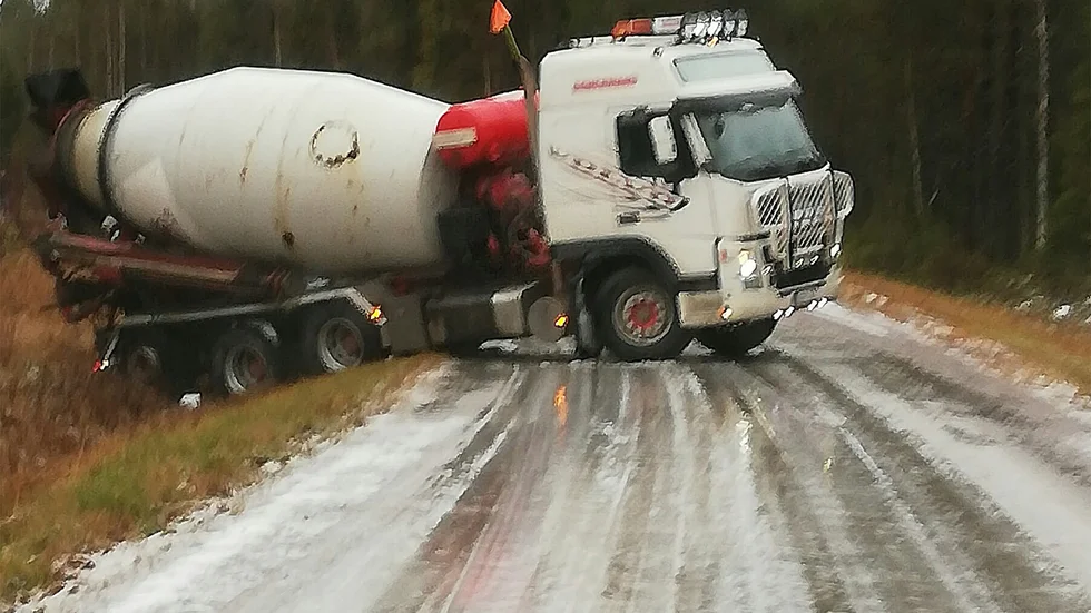 En betong halkade av vägen under fredagen.
