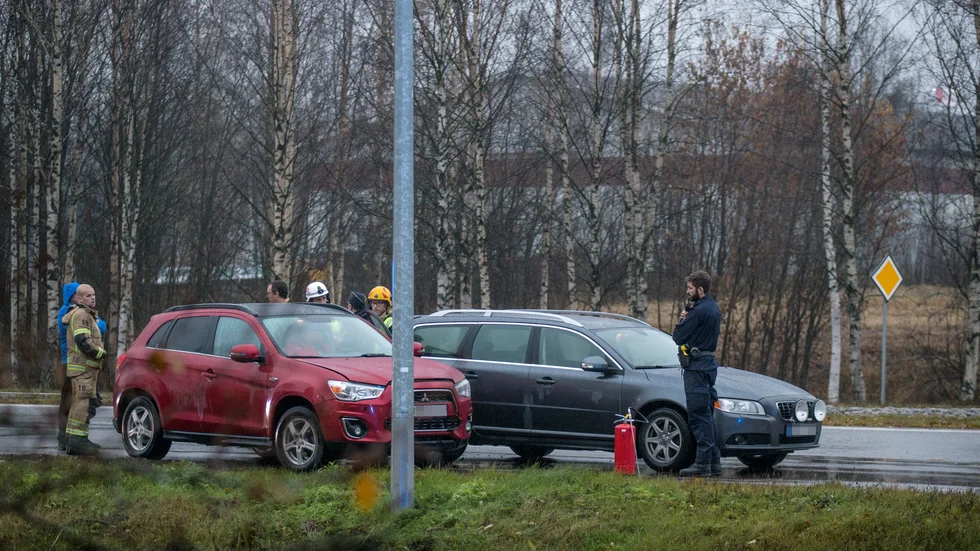 En person fick föras till sjukhus för kontroll efter en olycka i rondellen vid Circle K.