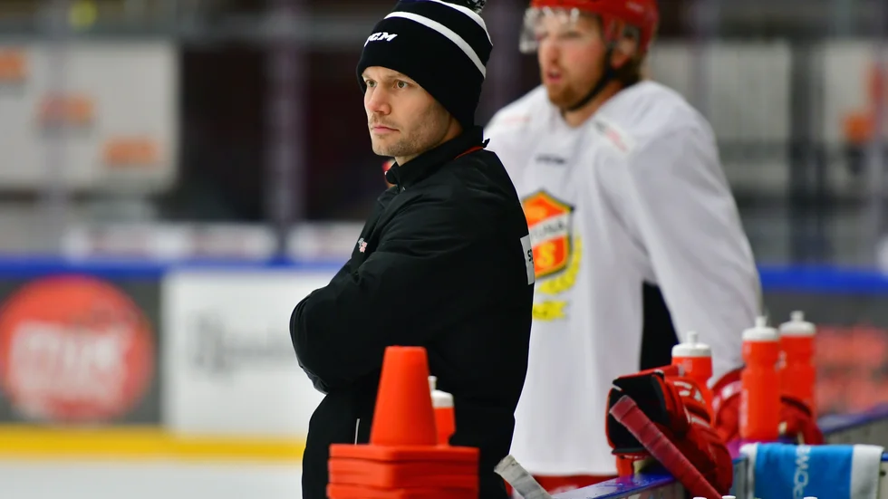 Martin Gudmundssons Almtuna hade en nattsvart afton i Örnsköldsvik, där Modo vann med ??????. Här leder Gudmundsson ett träningspass hemma i Gränbyhallen.