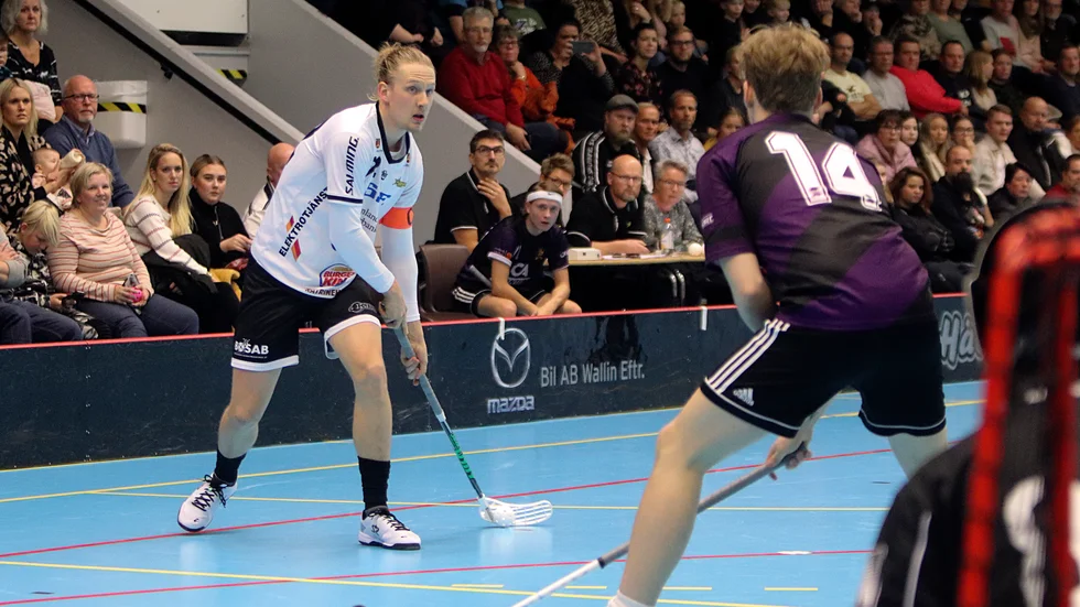 August Härnström, kapten i KIB:s herrlag, som hade över 600 åskådare i senaste hemmamatchen. Till söndagens match hoppas ordförande Tomas Larsson på över 800.