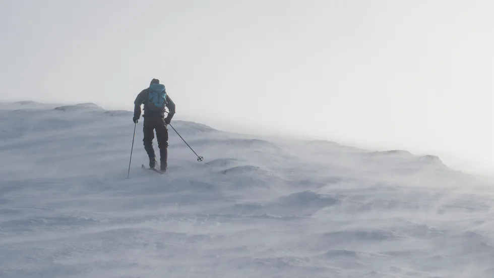 SMHI har utfärdat en klass 1-varning för hårda vindar med snödrev eller nederbörd i fjällen.