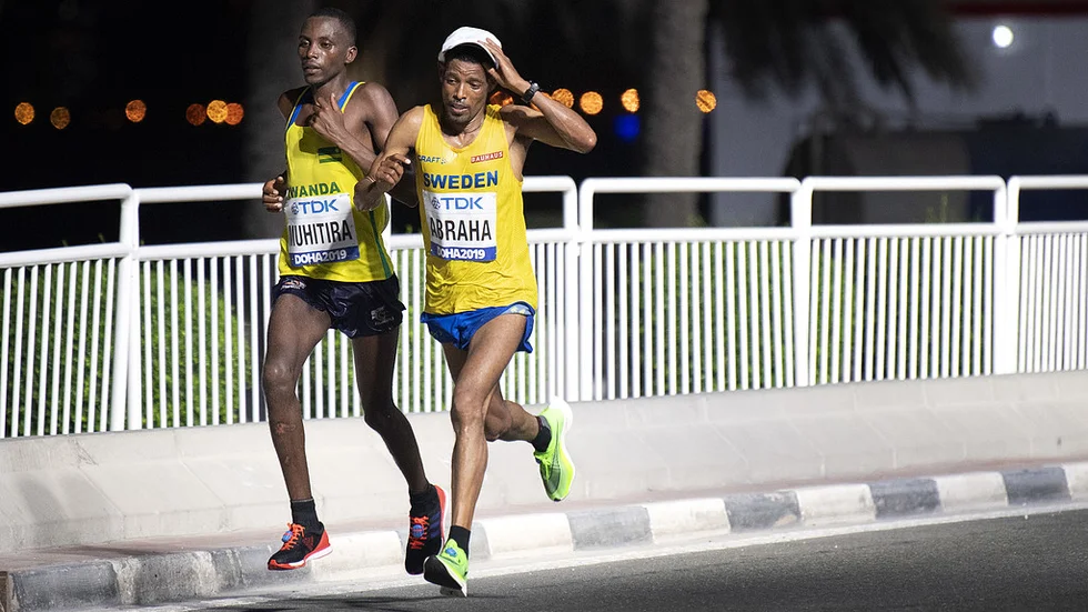 Sveriges Adhanom Abraha i herrarnas maraton under friidrotts-VM i Doha.