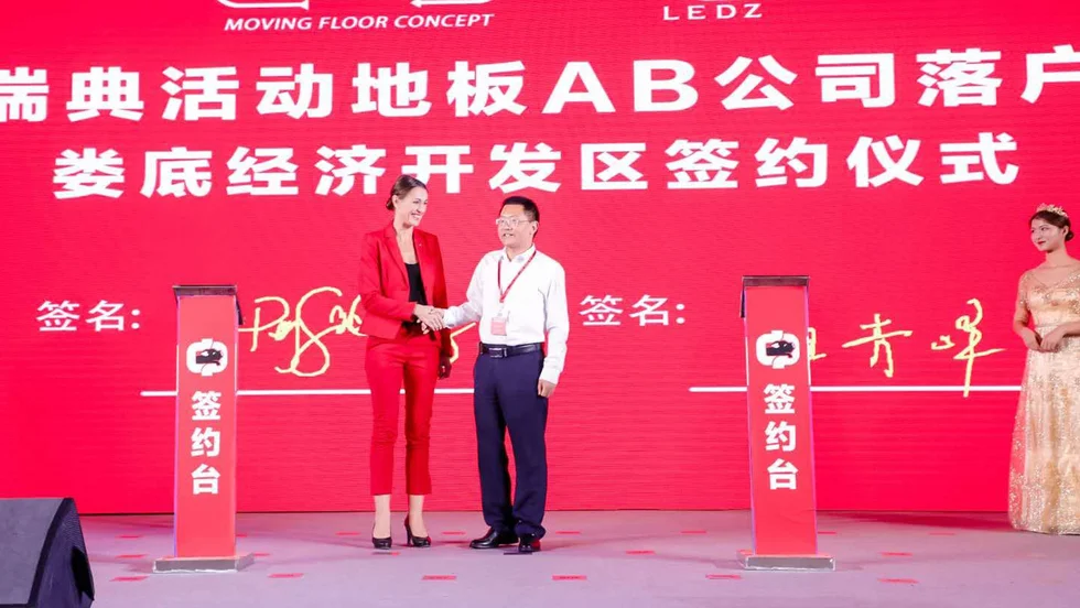 Peg Söderberg, vd Moving Floor, skakar hand med Mr Zhang från kinesiska företaget Xiangcun.