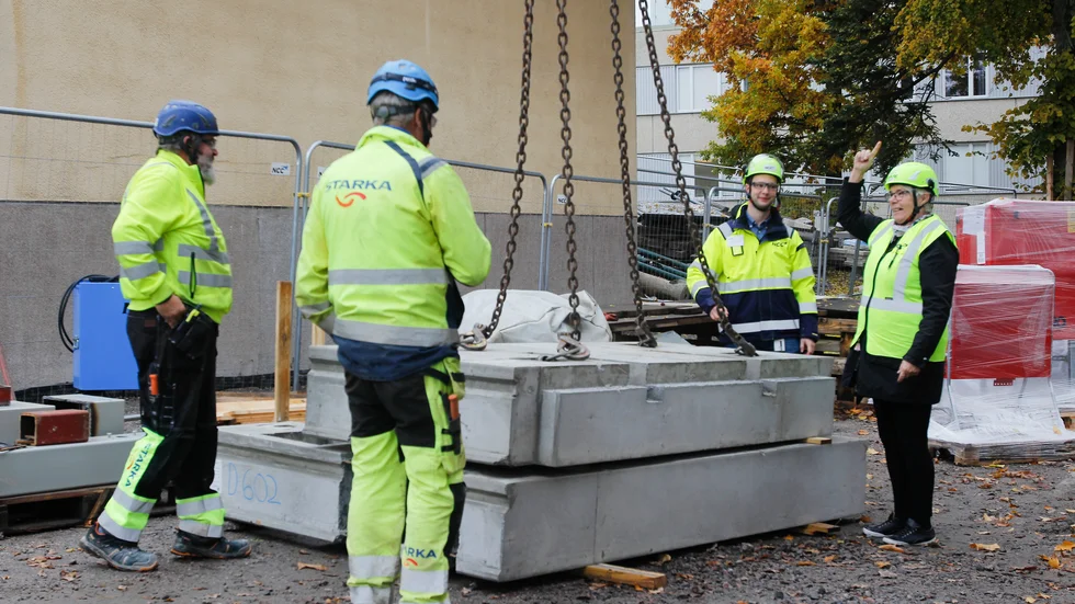 Under torsdagsförmiddagen såg regionrådet Monica Johansson (S) till att en av de första bjälklagsplattorna kom på plats.