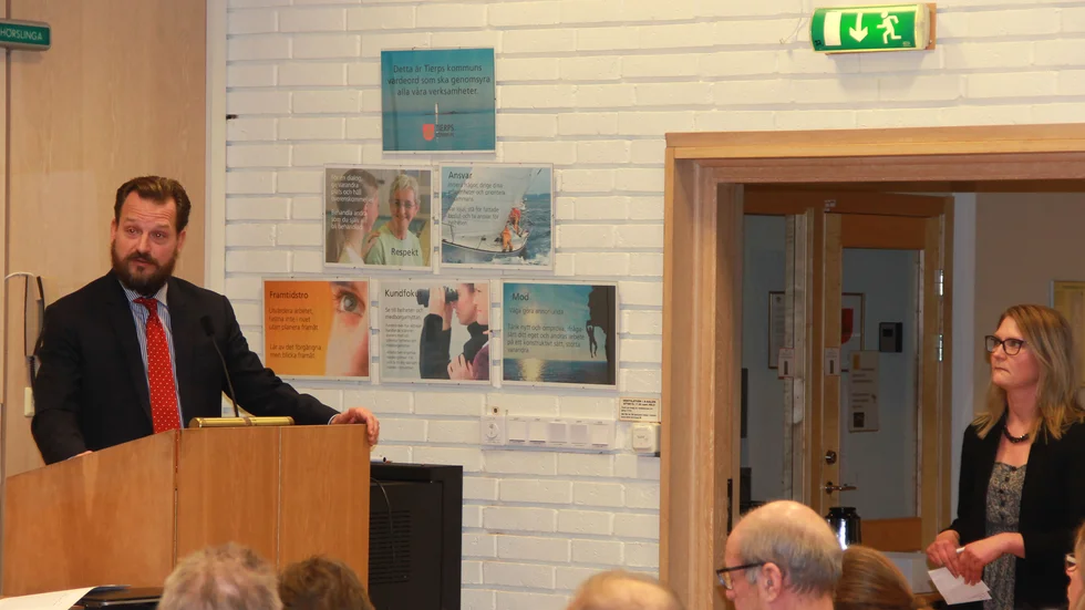 Till vänster ser vi Daniel Blomstedt (M), kommunrevisionens ordförande,  som förklarat att det uppskrivna ekonomiska resultatet i kommunen för 2019 kommer att granskas. 