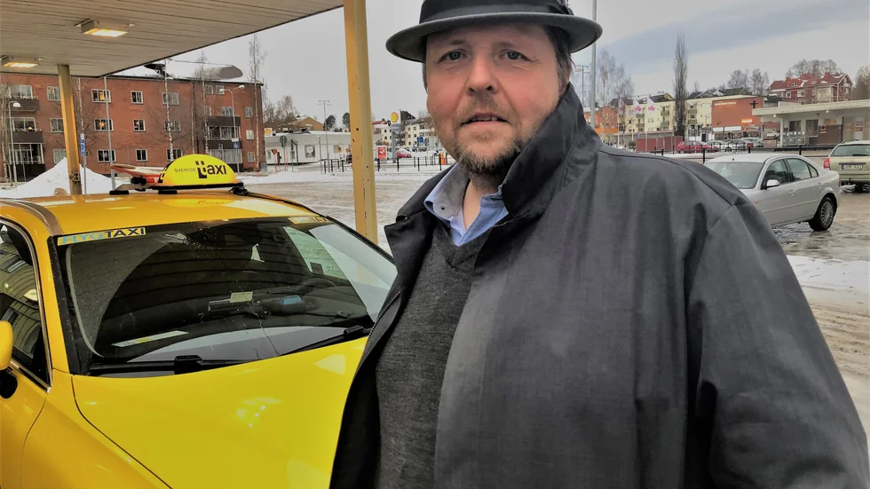 "Vi vet att vi tappar körningar på grund av den olagliga svart-taxiverksamheten", säger Anders Sandberg, stationschef vid Piteå taxi.