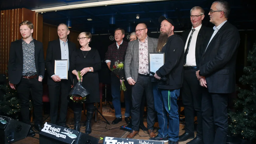 Det blev trångt på scenen när representanter för Brånstads familjegård och Stegen tog emot Hultsfreds kommuns miljö och byggnadspris.
