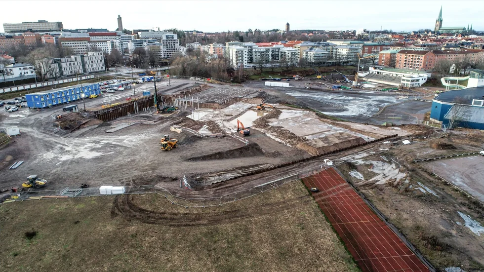 Samhällsbyggnadsnämnden antog på onsdagen en ny detaljplan för Folkungavallen som möjliggör byggandet av cirka 600 bostäder. Hamngatan planeras att byggas om från dagens fyra körfält till två.