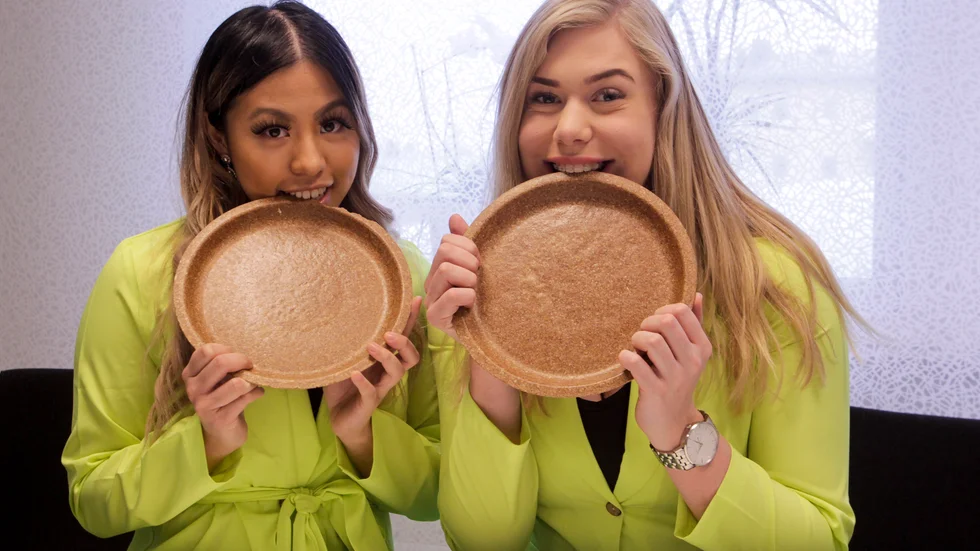 Engångstallrikarna som Veronica Nguyen och Kajsa Ekengren visar är gjorda i pressat vetekli och går att äta. De grisar, hästar och kor som tjejerna har matat har ätit med god aptit.