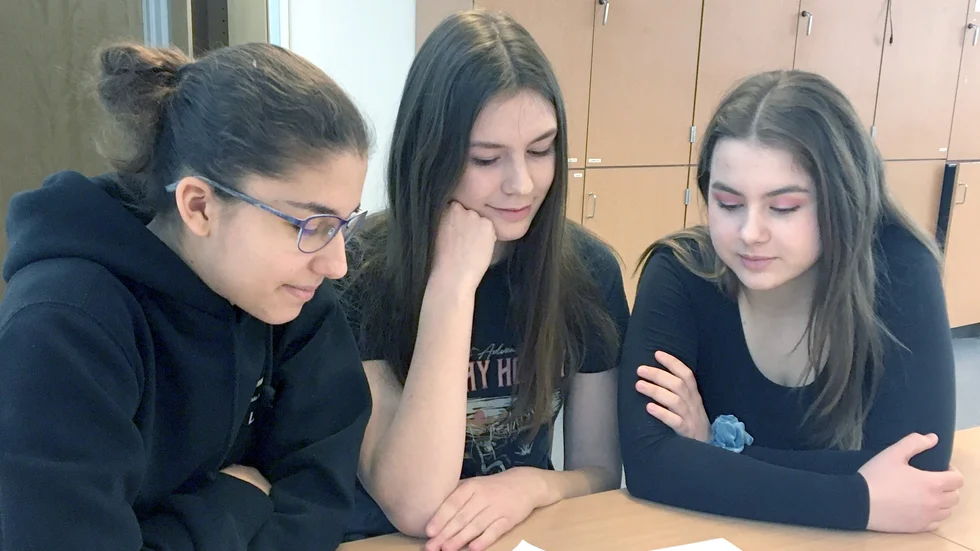 Lora Boyanova Encheva, Elin Mouillé och Julia Sokolska löste matteproblemen med den äran.