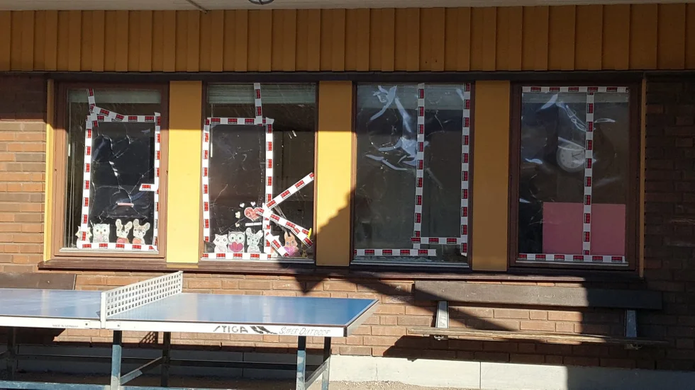 Flera fönsterrutor krossades på Mariefreds skola under natten till lördagen.