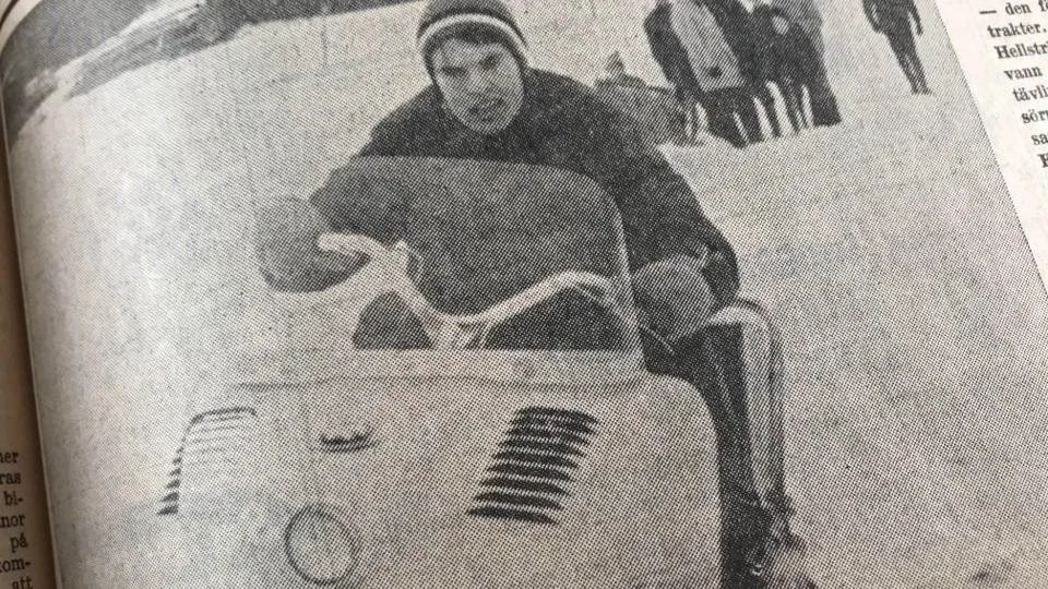 Kuriren för 50 år sedan: Rolf Arne Hellström i den första tävlingen för snöscooter i våra trakter.